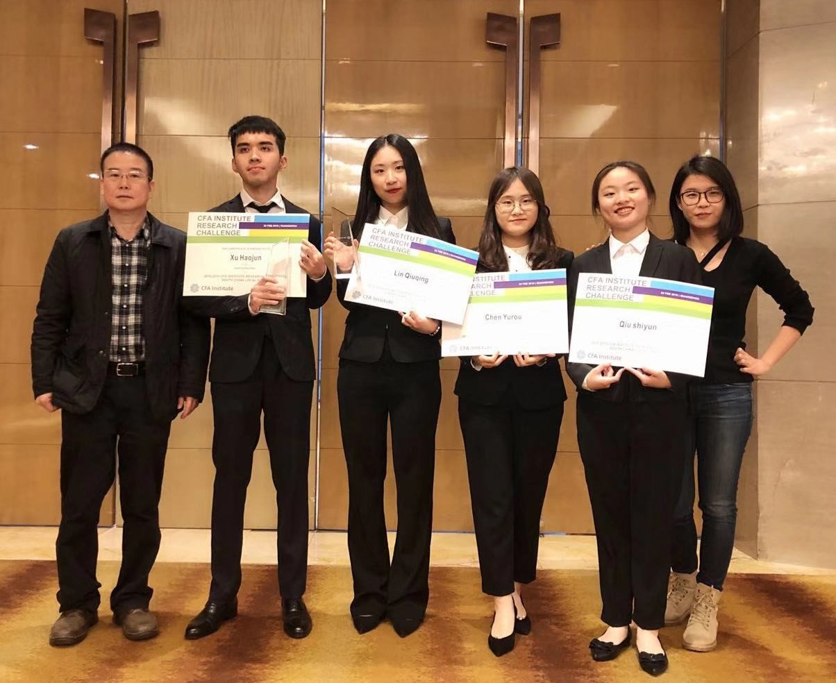 四位队员与金投学院党总支书记和指导老师合影 四位队员与金投学院党总支书记和指导老师合影